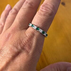 Elegant Green and Silvertone Women's Ring 8
